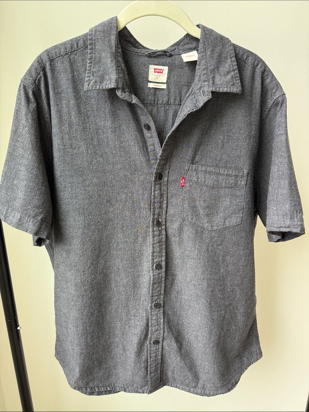 Levi's Men's Short-Sleeve Button-Down Shirt in Charcoal Gray